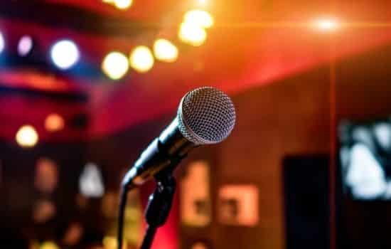 Cante em qualquer lugar com Karaoke!